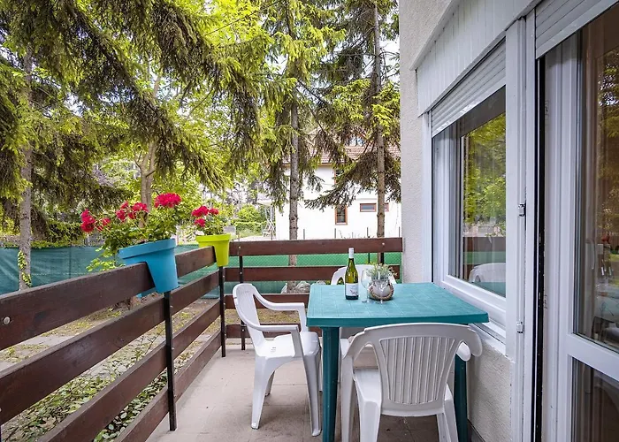 Apartament Nyaralo *